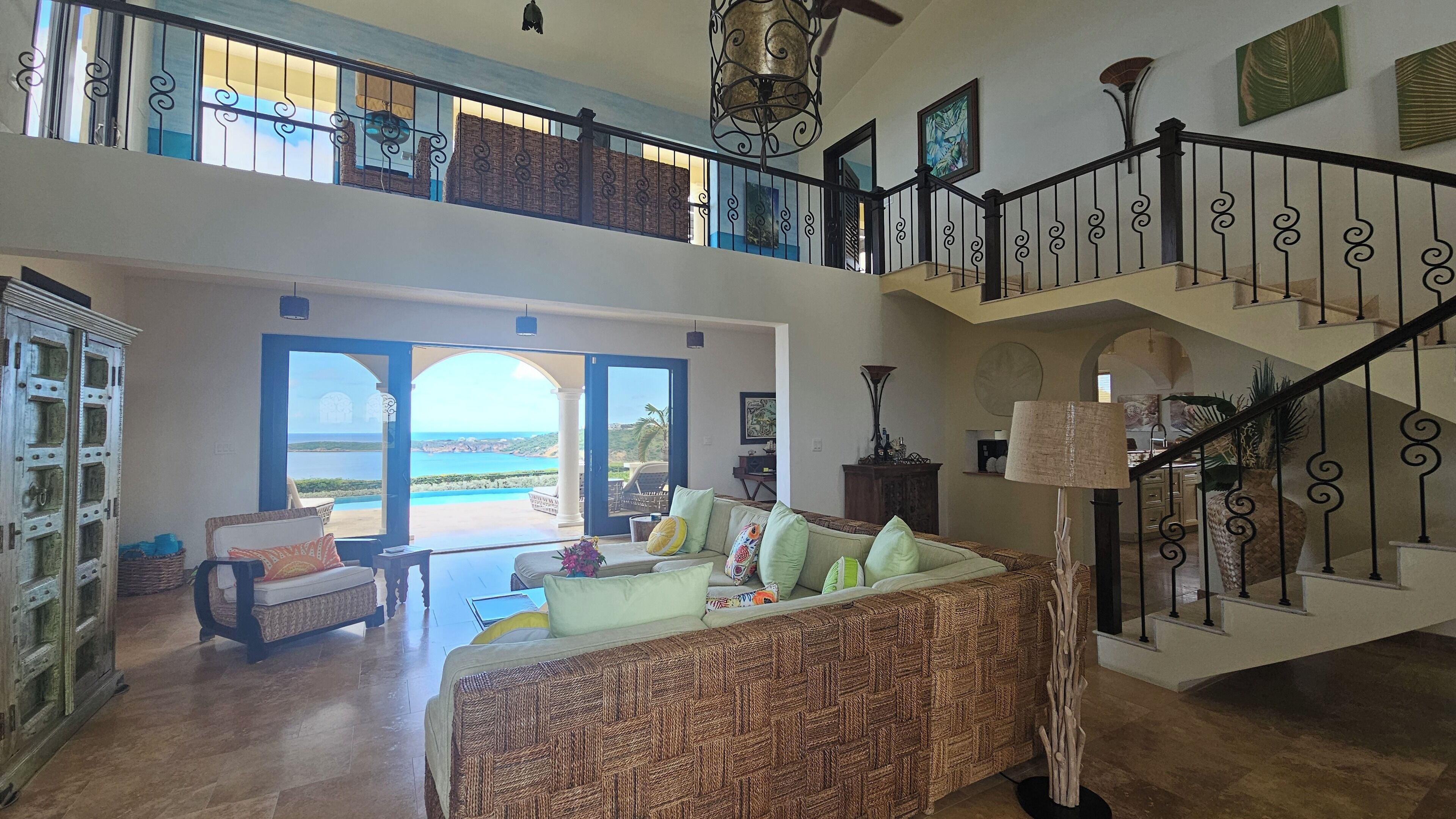 TV, DVD-spiller, bøker og stereoanlegg