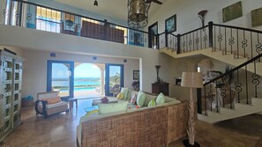 Tv, dvd-afspiller, bøger, stereoanlæg