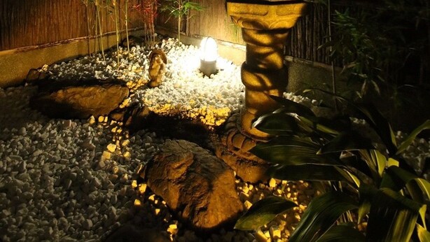 A traditional Japanese lantern in a garden at night. - Private Residence Kyoto Kiyomizu (Kyoto)