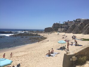 Plage, chaises longues, serviettes de plage