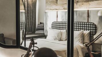 豪華客房, 1 張加大雙人床 | 1 間臥室、迷你吧、客房內保險箱、書桌