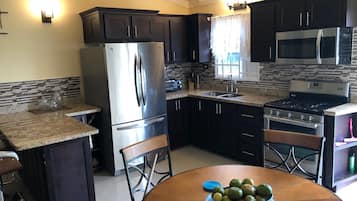 Frigorifero, microonde, forno, piano cottura