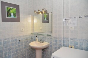 シャワー、ヘアドライヤー、タオル