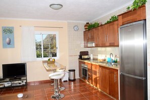 Réfrigérateur, un four, cafetière-théière, bouilloire électrique