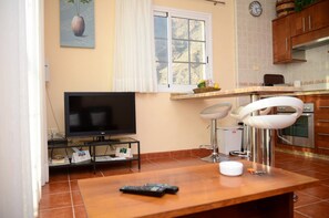 Fridge, oven, coffee/tea maker, electric kettle