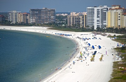 5th Fl condo, steps to JW Marriott & Beach, Sunset Views, walk to restaurants