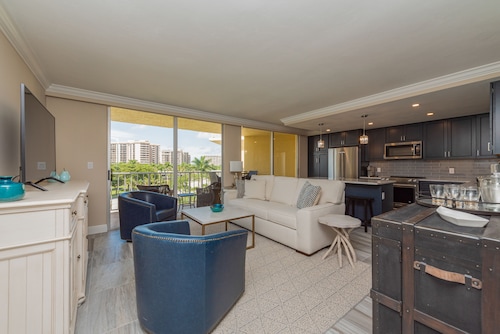 5th Fl condo, steps to JW Marriott & Beach, Sunset Views, walk to restaurants