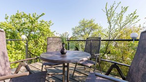 An outdoor patio with a round table, two chairs, and a vase. - RügenHeart 3 Dachträume - RügenHeart 3 Dachträume (Parchtitz)