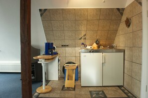 Een koelkast, een magnetron, een kinderstoel