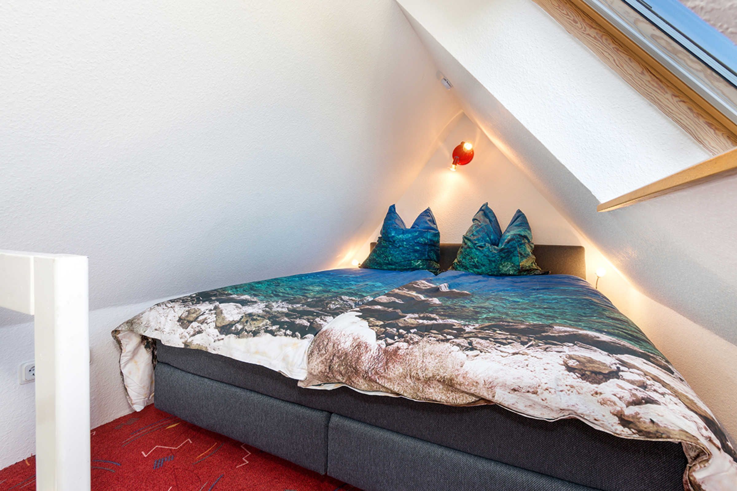 1 bedroom, desk, travel crib, WiFi