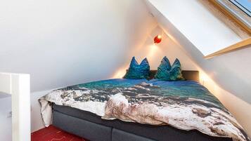 1 bedroom, desk, travel crib, WiFi