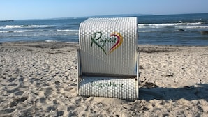 Una silla de playa con un logotipo.