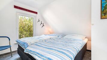 3 bedrooms, WiFi, bed sheets, alarm clocks