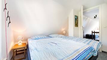 3 bedrooms, travel cot, WiFi, bed sheets