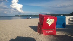 A beach with a red and blue lifeguard station labeled "Rügen Herz". - RügenHeart 2 Piratenhaus - RügenHeart 2 Piratenhaus (Parchtitz)