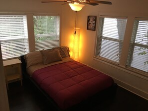 1 slaapkamer, een strijkplank/strijkijzer, wifi, beddengoed