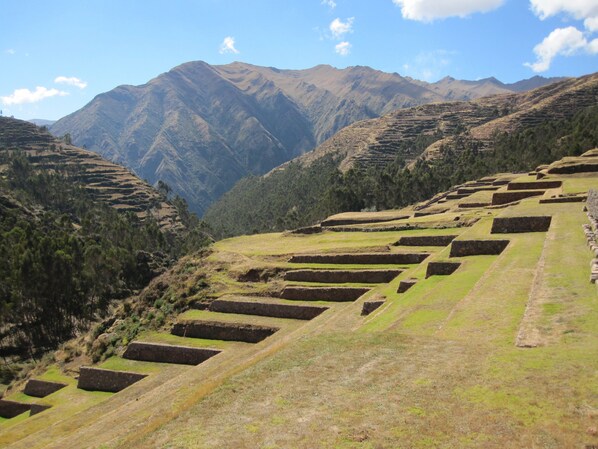Terraced fields with a mountainous backdrop. - Alpaca Lodge (Chinchero)
