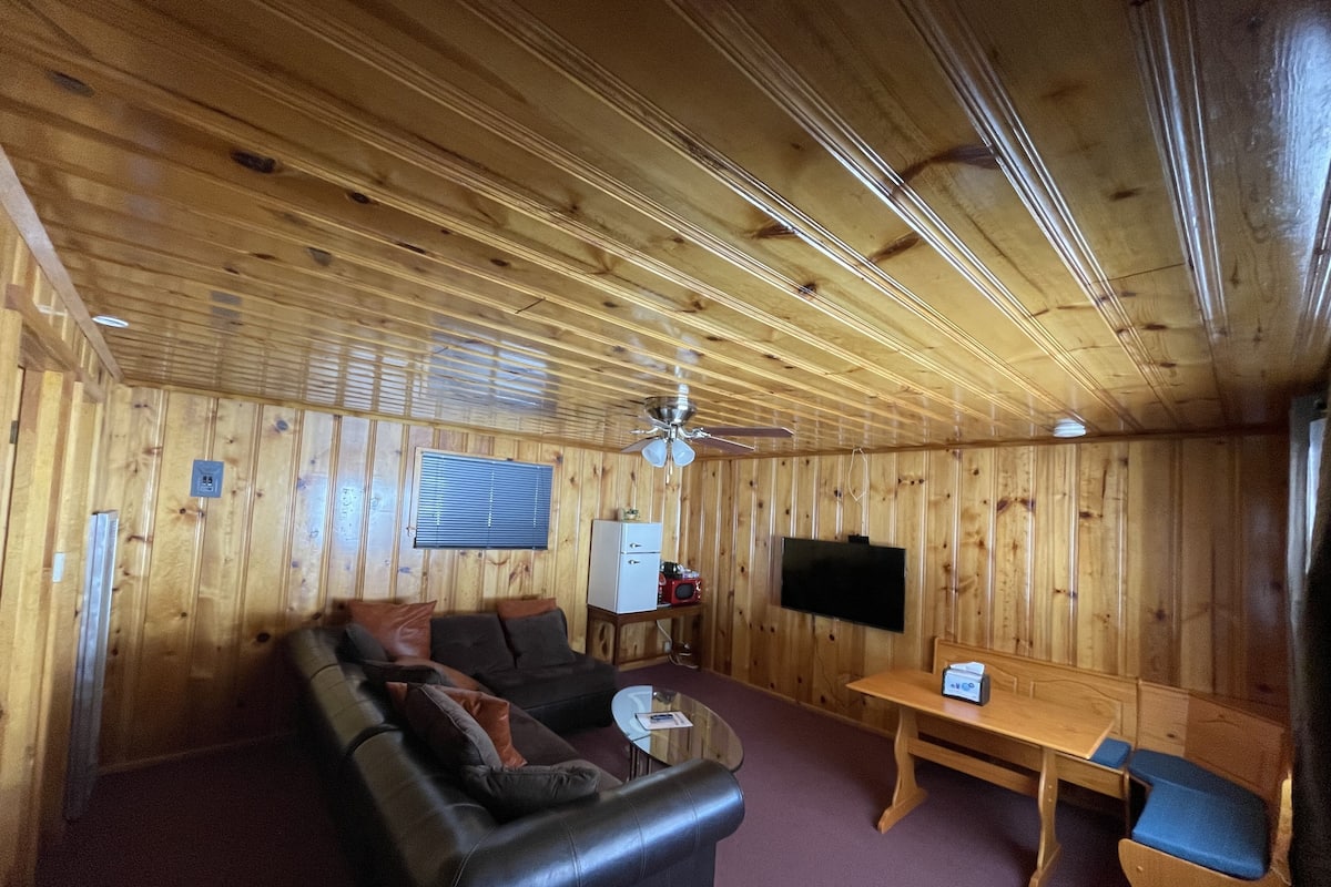 Suite – deluxe, 2 queensize-senger, ikke-røyk, fjellutsikt (95) | Oppholdsområde | Flatskjerm-TV og strømmetjenester