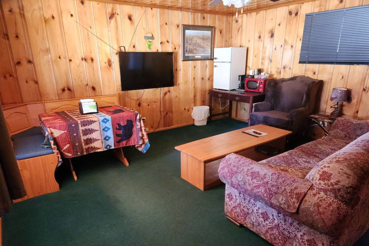 Suite, 2 queensize-senger, ikke-røyk, fjellutsikt | Oppholdsområde | Flatskjerm-TV og strømmetjenester