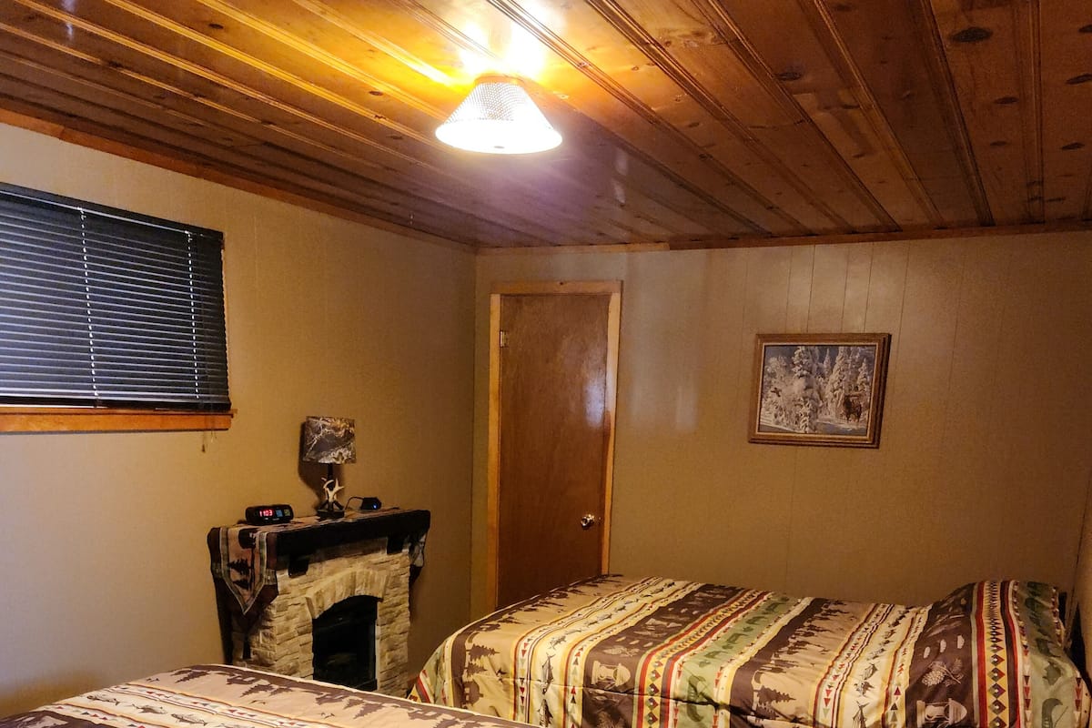 Suite, 2 queensize-senger, ikke-røyk, fjellutsikt | 1 soverom, wi-fi (inkludert) og individuelt dekorert
