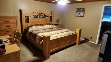 Chambre Standard, 1 trĂšs grand lit, non-fumeur, vue montagne