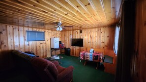 Suite, 2 Tempat Tidur Queen, Bebas Asap Rokok, pemandangan gunung | Area keluarga | TV layar datar dan layanan streaming