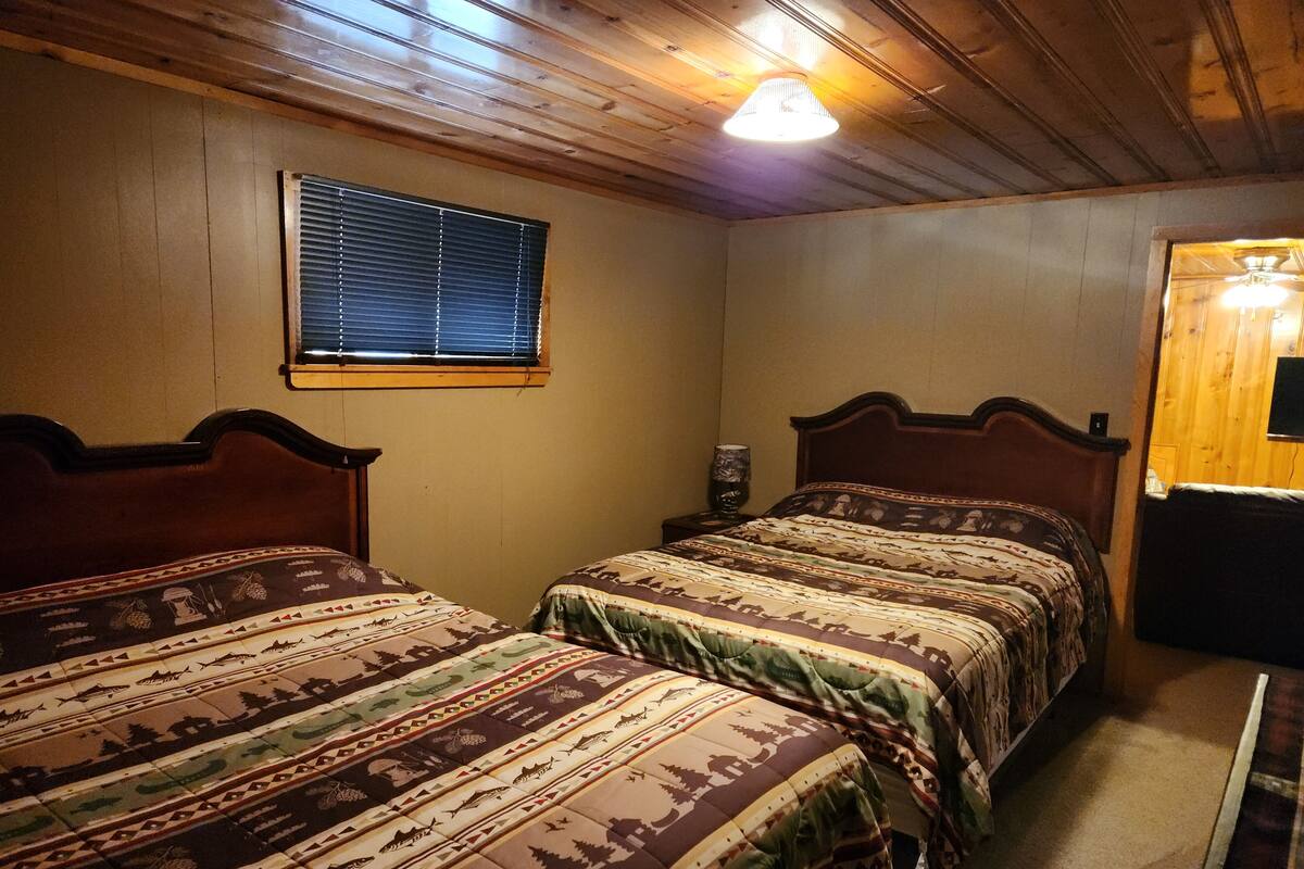 Suite – deluxe, 2 queensize-senger, ikke-røyk, fjellutsikt | 1 soverom, wi-fi (inkludert) og individuelt dekorert