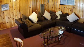 Suite, 2 camas Queen size, para no fumadores, vista a la montaña (95) | Sala de estar | Televisión de pantalla plana y servicios de streaming