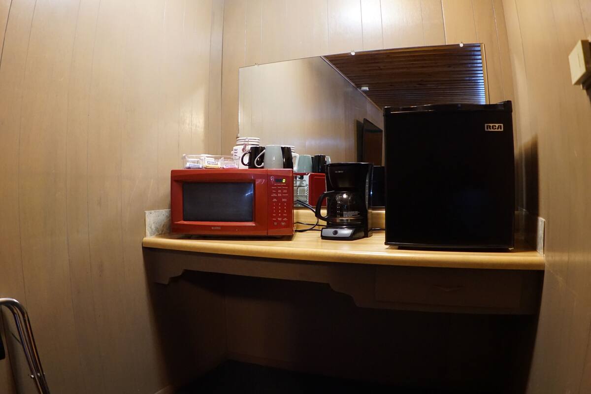 studio suite, 2 queen beds, non smoking, mountain view | 1 bedroom, individually decorated, individually furnished, free wifi