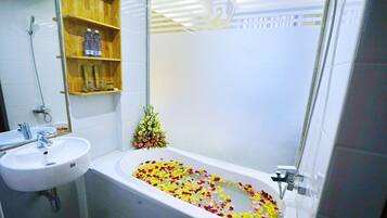 Deep soaking bathtub