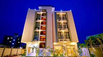 واجهة المنشأة - في المساء/الليل