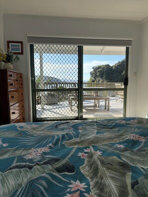 4 bedrooms, iron/ironing board, travel cot, free WiFi - The Beach Bach - Water's Edge, Bay of Islands (Opua)