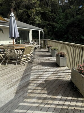 Outdoor dining - The Beach Bach - Water's Edge, Bay of Islands (Opua)