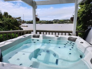 Outdoor spa tub - The Beach Bach - Water's Edge, Bay of Islands (Opua)