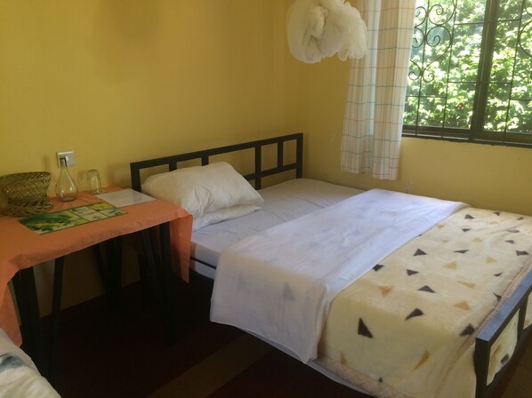 Schreibtisch, Verdunkelungsvorhänge, schallisolierte Zimmer, Babybetten