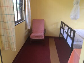 Schreibtisch, Verdunkelungsvorhänge, schallisolierte Zimmer, Babybetten