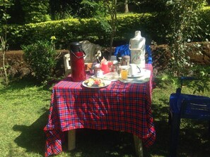 Outdoor dining - Acacia Tree Apartments (Marangu)