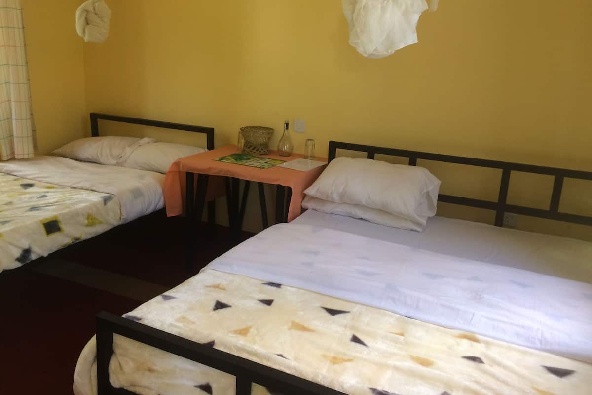 Room (Zuchini) | Desk, blackout drapes, soundproofing, cribs (surcharge)