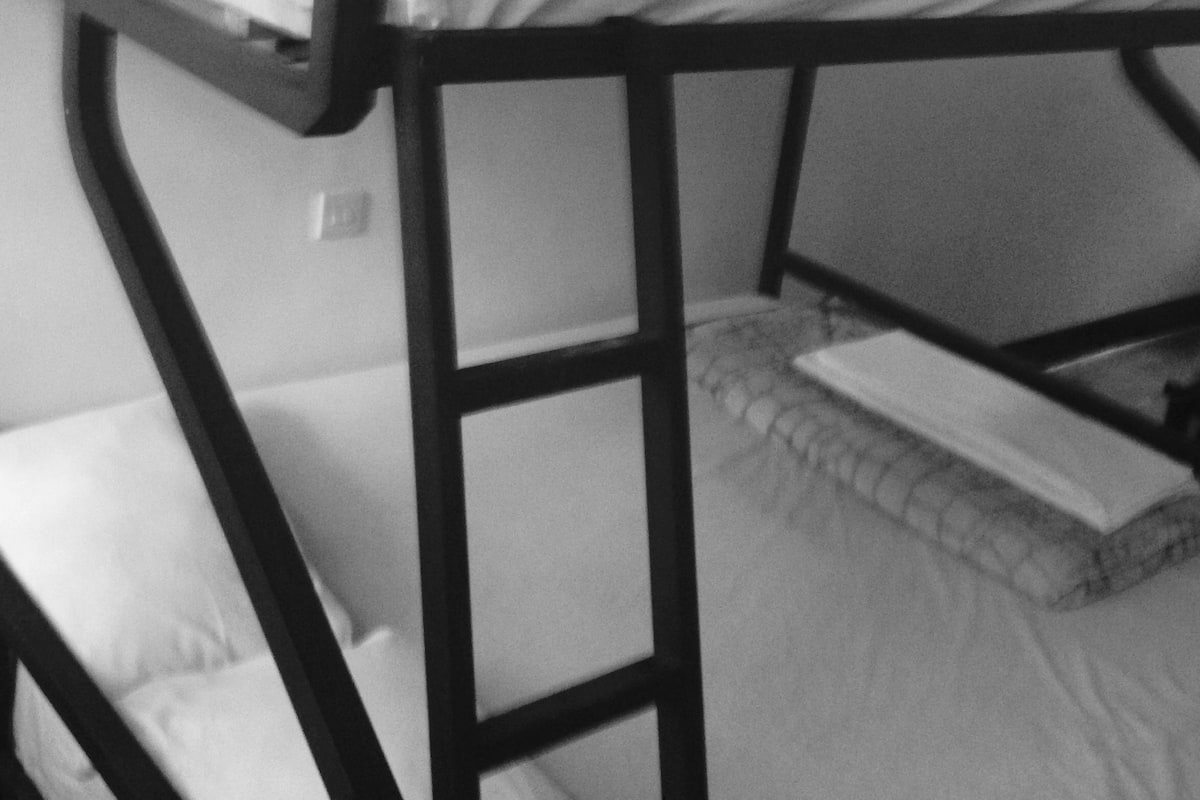 Room (Ndelimiko) | Desk, blackout curtains, soundproofing, cots/infant beds