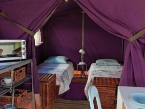 Tent, 2 Bedrooms, Terrace | Dihias secara berasingan, dilengkapkan perabot secara berasingan 