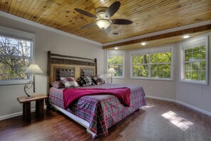 5 bedrooms, iron/ironing board, WiFi, bed sheets