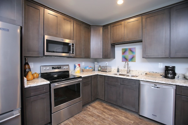 Geladeira, micro-ondas, fogão, cooktop