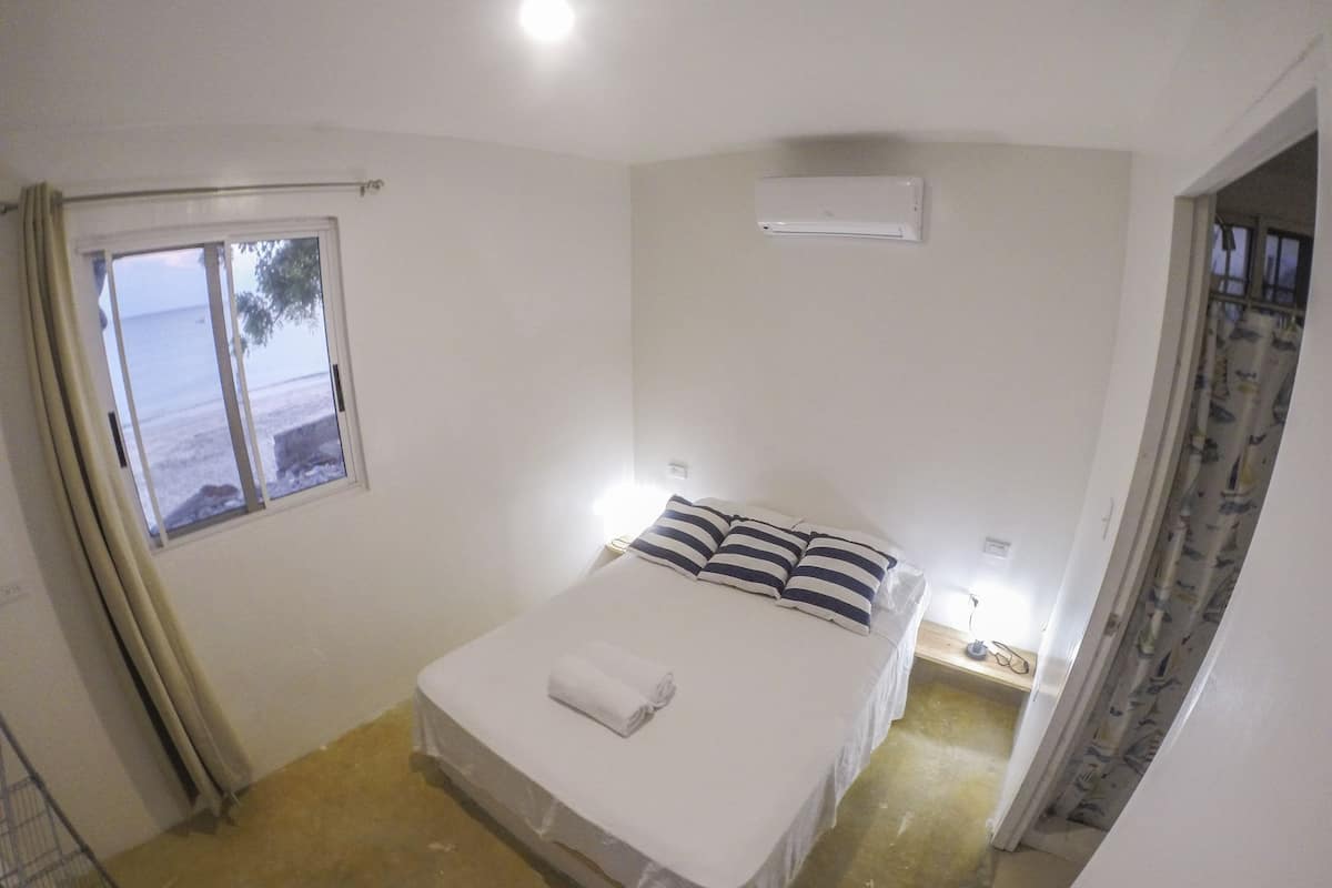 Habitación, 1 cama matrimonial, para no fumadores, vista a la playa | Cunas, camas extra y wifi gratis