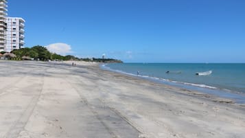 På stranden