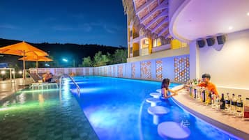 Una piscina al aire libre, sillones reclinables de piscina