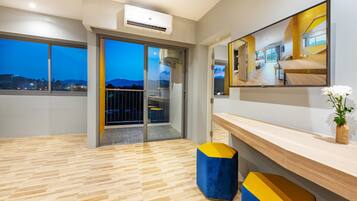 Junior tweepersoonskamer | Een kluis op de kamer, individueel gemeubileerd, een bureau, gratis wifi