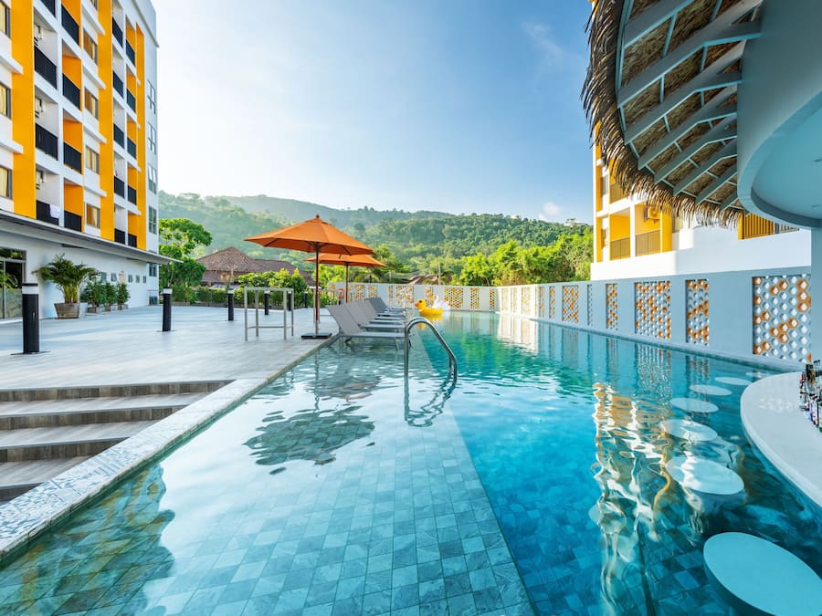 Utomhuspool och solstolar