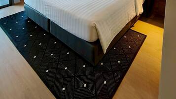 Superior-huone | Tallelokero huoneessa, yksilöllisesti kalustettu, työpöytä