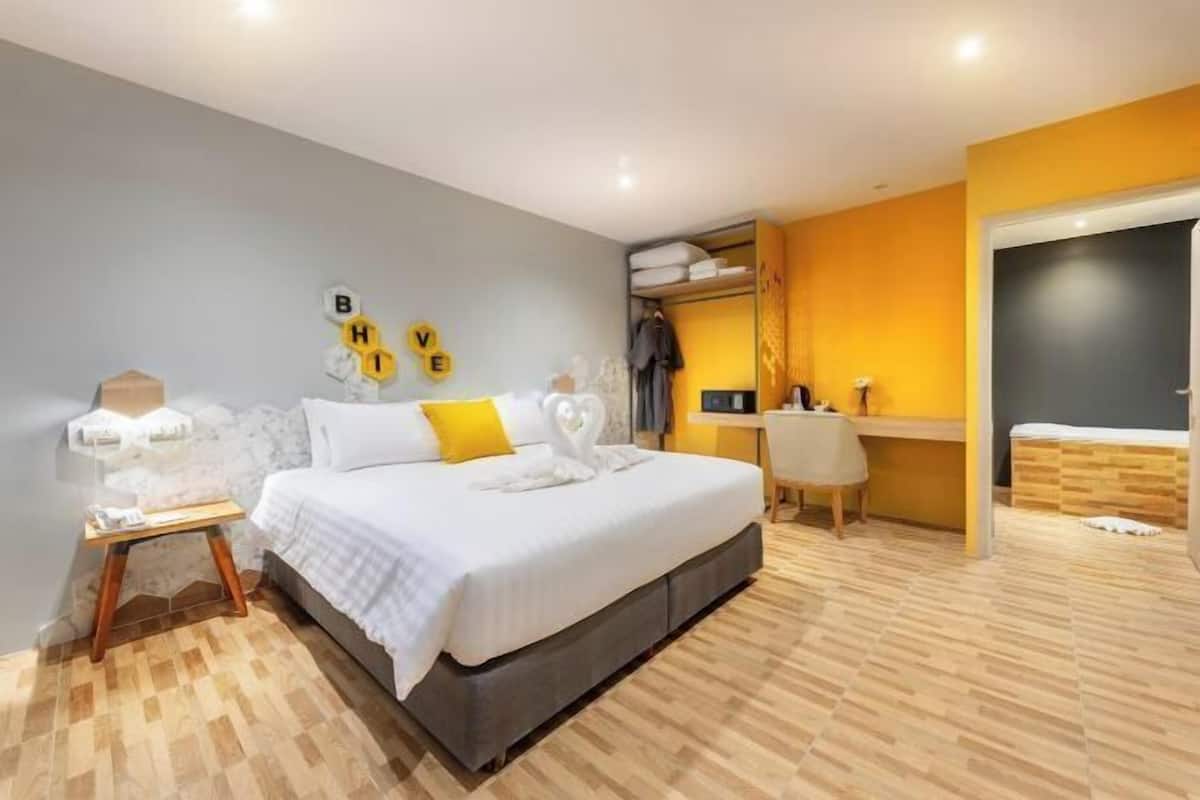 Een kluis op de kamer, een bureau, extra bedden (toeslag), gratis wifi