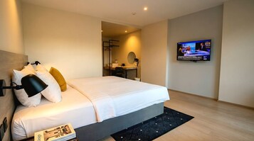 Caja de seguridad en la habitación, muebles diferentes y escritorio 